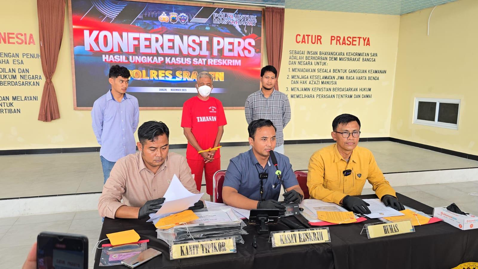 Kepala Desa Purworejo, Kecamatan Gemolong, Kabupaten Sragen, Ngadiyanto alias Dipo ditahan di Polres Sragen atas kasus korupsi. (Ahmad Khairudin/Radar Solo)