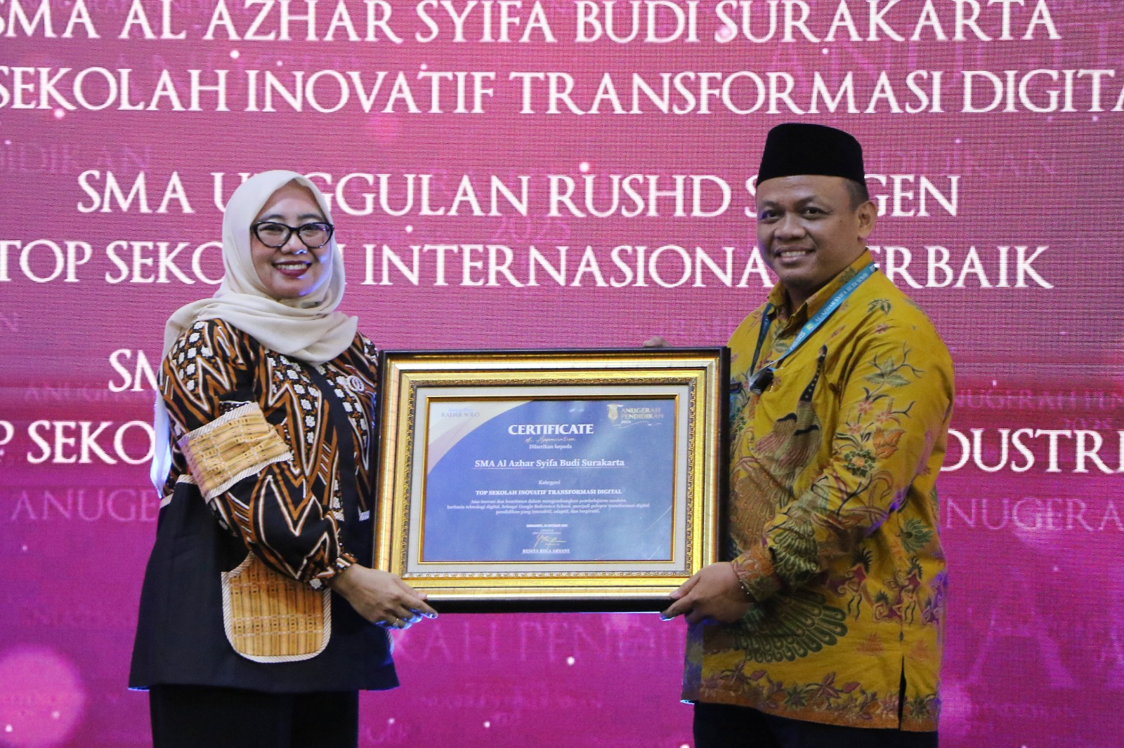 BANGGA: Kepala SMA Al-Azhar Syifa Budi Solo Masykur Fitriawan menerima penghargaan Anugerah Pendidikan Radar Solo 2025 di Sunan Hotel (28/10).