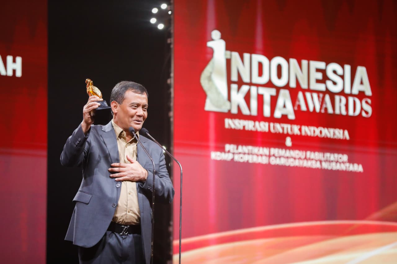 Gubernur Jateng Ahmad Luthfi terima penghargaan Pioneer of Economic Empowerment atau pelopor pemberdayaan ekonomi dalam ajang Indonesia Kita Award di Jakarta, Senin (10/11/2025) malam.
