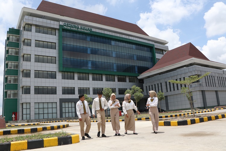 Kampus PSDKU Sragen-Poltekpar Bali yang berdiri megah di Kecamatan Gemolong.