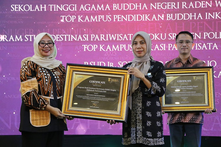 Koordinator Prodi Destinasi Pariwisata PSDKU Sragen-Politeknik Pariwisata Bali Rahmawati (kanan) terima penghargaan Anugerah Pendidikan Radar Solo 2025.