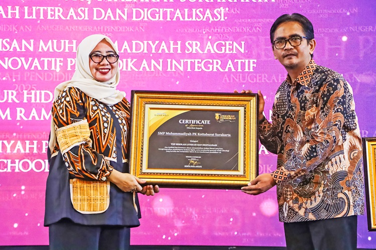 Kepala SMP Muhammadiyah PK Kottabarat Surakarta Muhdiyatmoko (kanan) terima penghargaan Anugerah Pendidikan Radar Solo 2025.