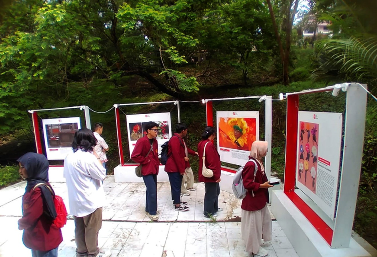 Pengunjung menikmati karya fotografi dipamerkan dalam Solo Photo Festival (SPF) 2025 yang digelar FSRD ISI Surakarta.