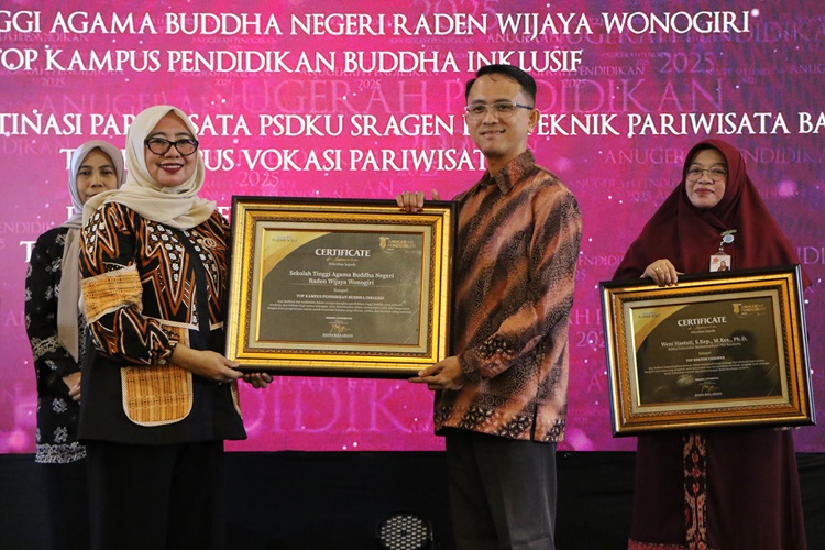 Ketua STABN Raden Wijaya Wonogiri Sulaiman terima penghargaan Top Kampus Pendidikan Buddha Inklusif dalam Anugerah Pendidikan Radar Solo 2025.