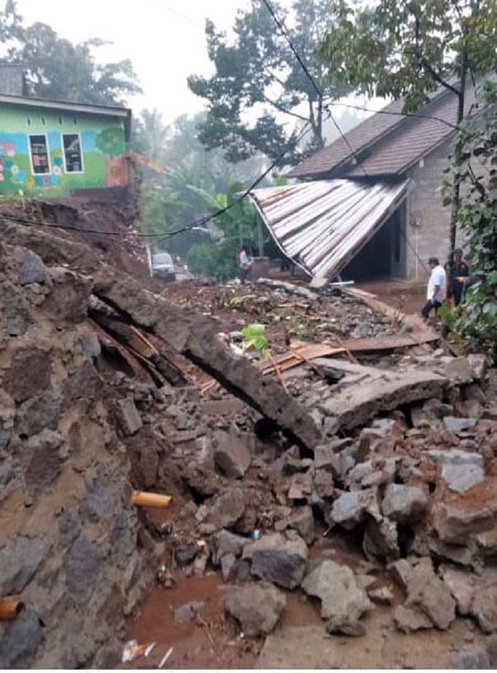 Salah satu talut yang longsor setelah wilayah Boyolali diguyur hujan lebat, Senin (10/11/2025).