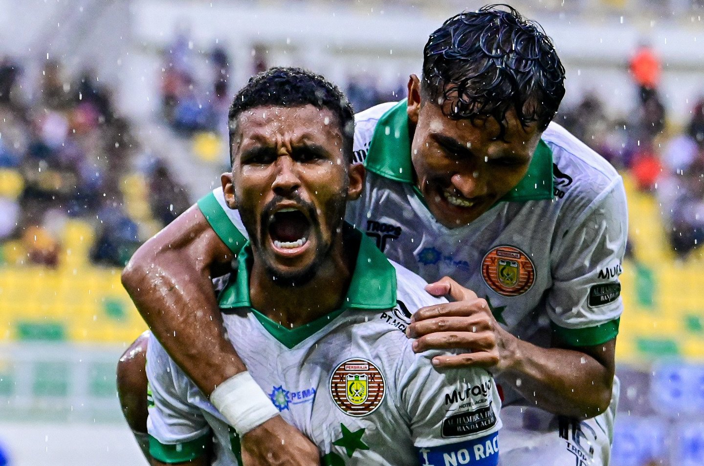 pemain Persiraja Banda Aceh merayakan golnya di Liga 2.