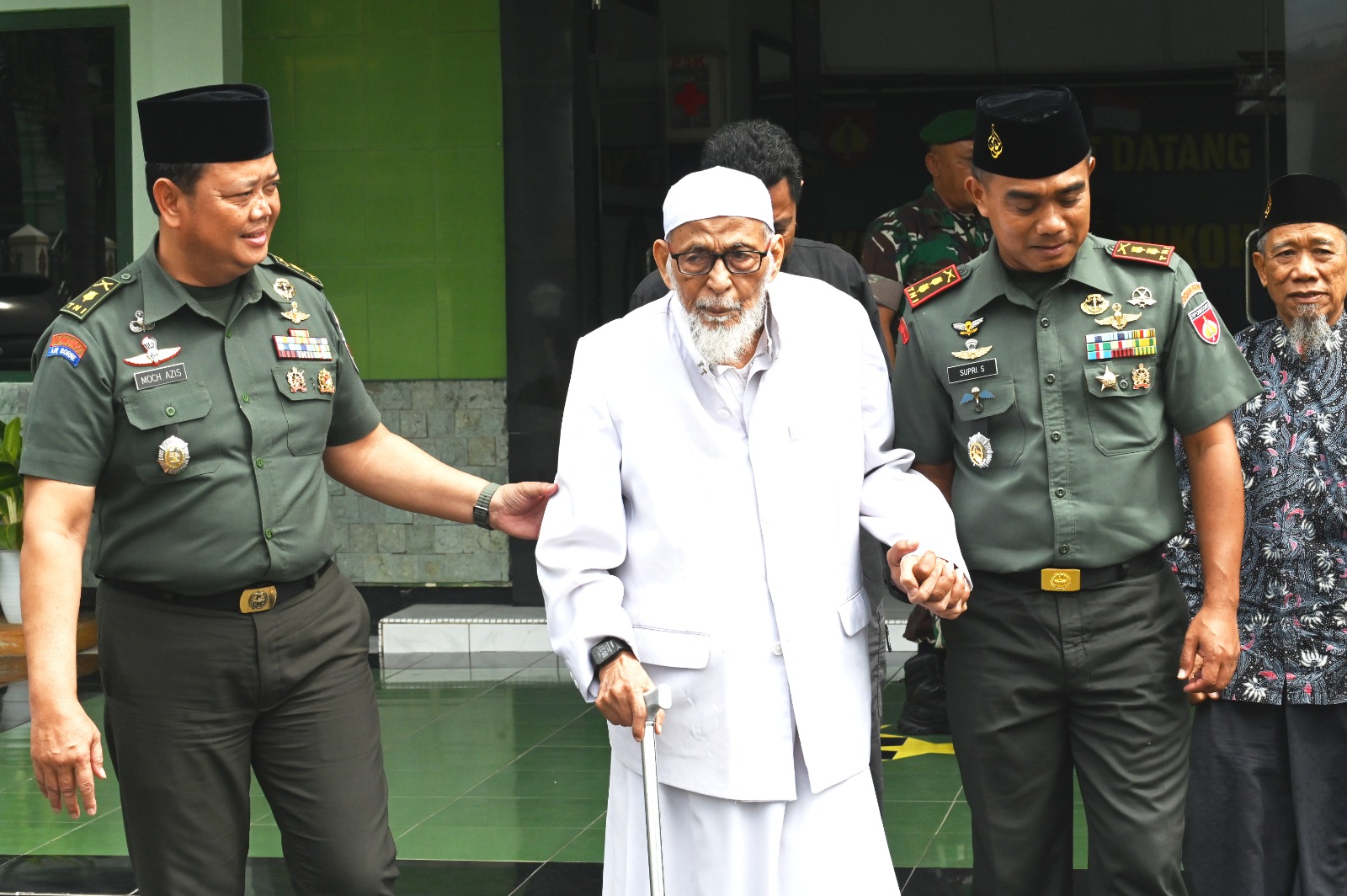 Kunjungan Abu Bakar Ba&rsquo;asyir (tengah) ke Makodim 0726/Sukoharjo, diterima dandim Letkol Inf Supri Siswanto, Rabu (12/11).