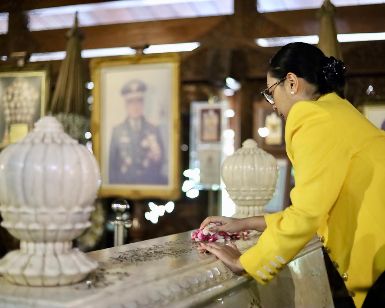 BERI DOA: Ketua DPD II Partai Golkar Kota Solo Sekar Tandjung nyekar ke makam Presiden ke-2 Ri Soeharto di Karanganyar.