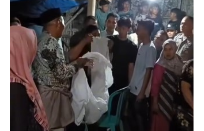 Warga Desa Mojo, Kecamatan Cluwak, Pati mengamankan kain putih yang digunakan untuk teror pocong.