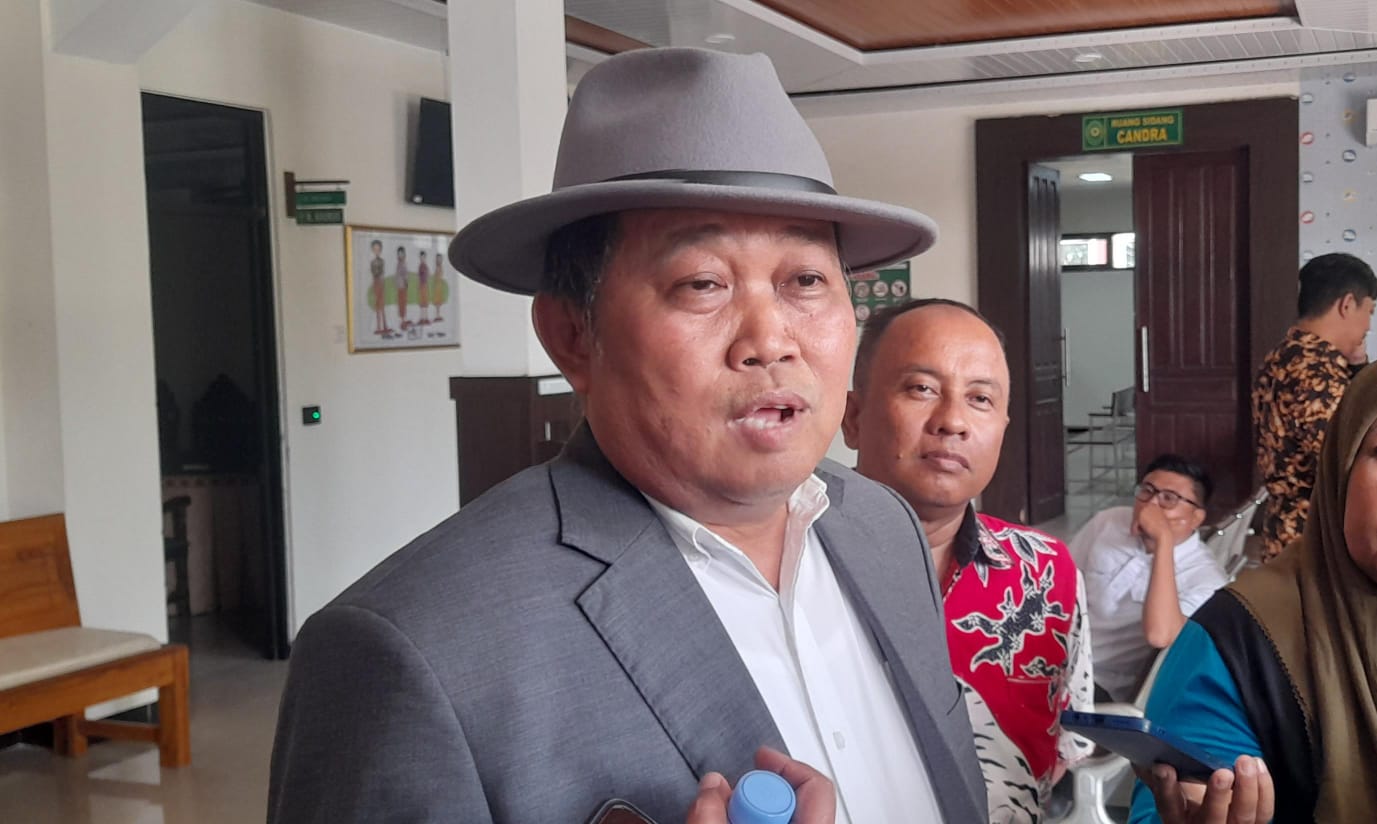 Kuasa Hukum LP3HI Boyamin Saiman beri keterangan usai sidang praperdilan di PN Karanganyar, Rabu (12/11/2025). (Rudi Hartono/Radar Solo)