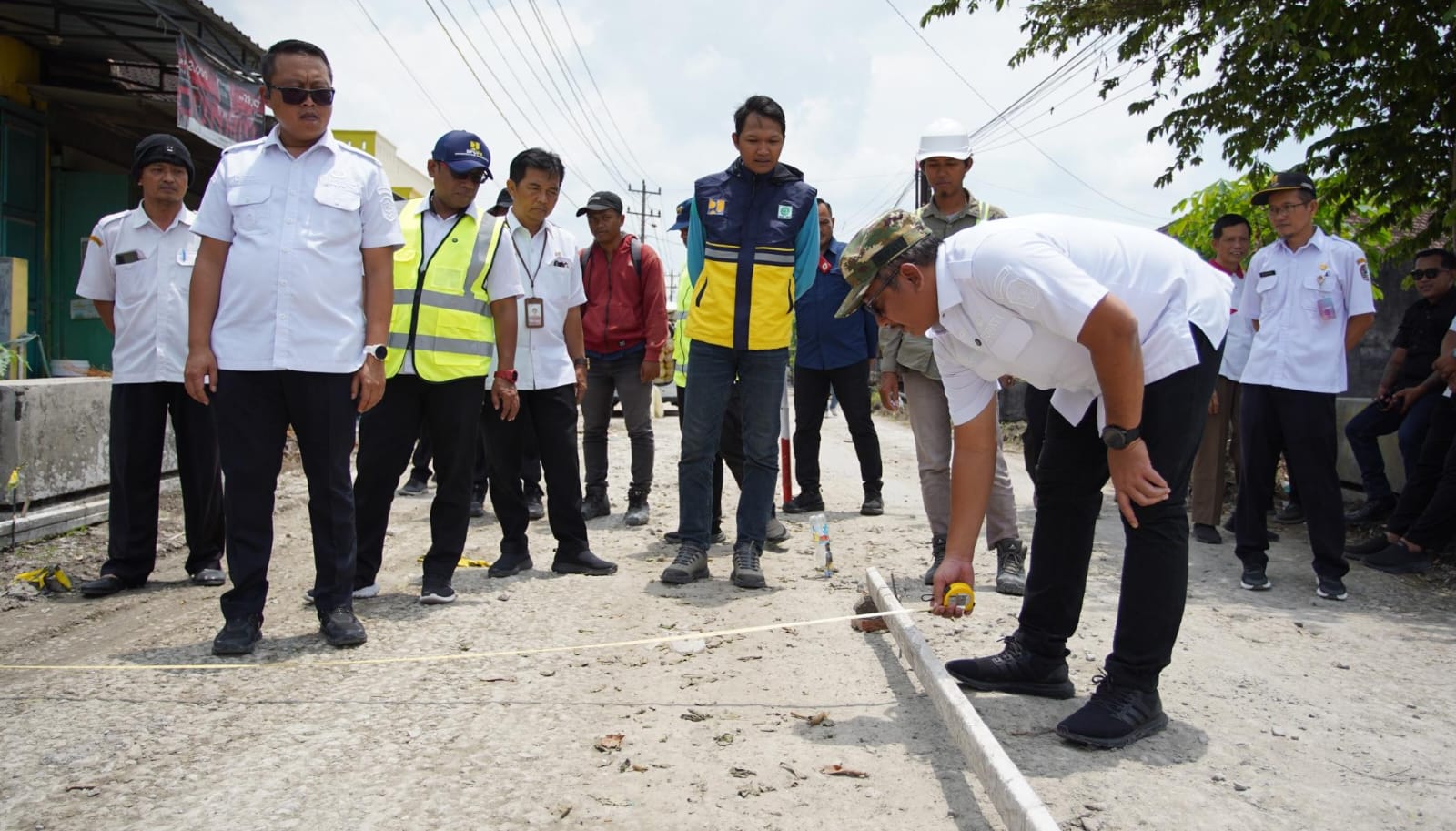 Bupati Karanganyar Rober Christanto mengecek langsung perbaikan jalan salah satu ruas di Karanganyar. (Rudi Hartono/Radar Solo)