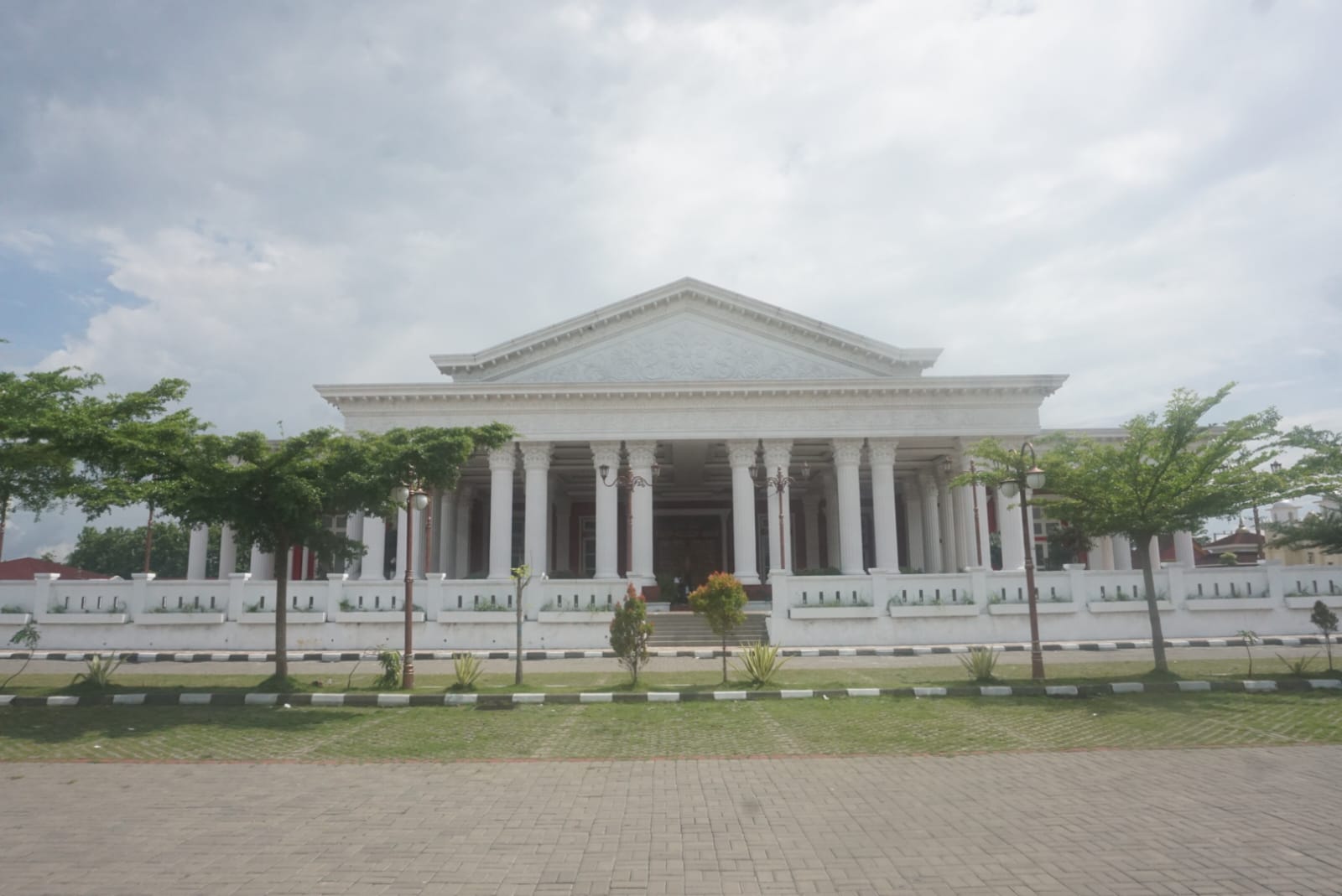 Gedung pertemuan Grha Bung Karno (GBK) Klaten yang bisa disewa masyarakat untuk menggelar hajatan. (Angga Purenda/Radar Solo)