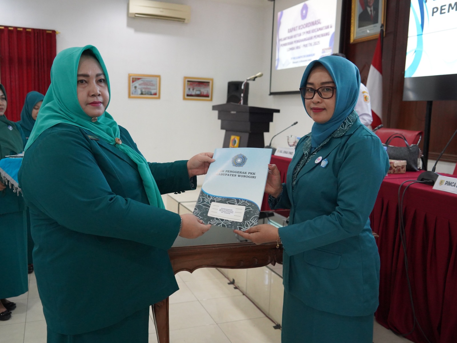 Ketua TP PKK Wonogiri Sri Rahayuningsih Setyo Sukarno melantik Ketua TP PKK dan Ketua Tim Pembina Posyandu Kecamatan Wonogiri di Ruang Girimanik, Kompleks Setda Wonogiri, Rabu (12/11/2025).