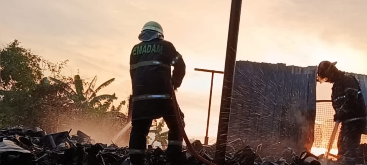 Damkar Sukoharjo padamkan api di gudang rosokan besi, Rabu (12/11/2025) dini hari.