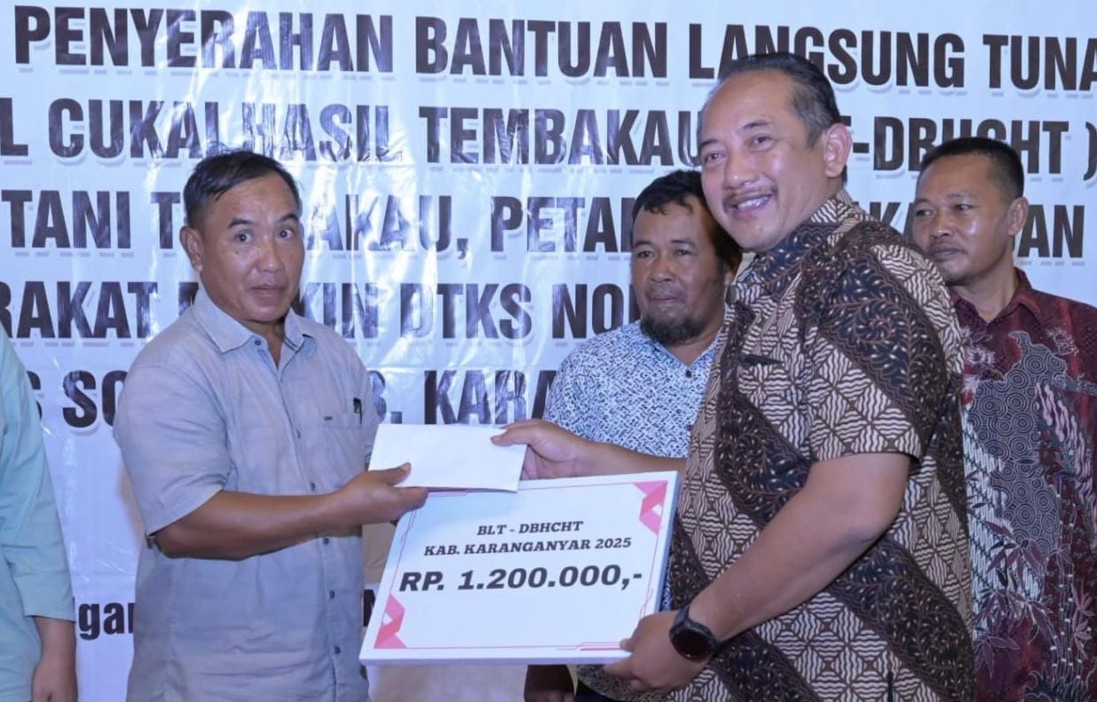 Bupati Karanganyar Rober Christanto serahkan BLT DBHCHT, Selasa (11/11/2025). (Rudi Hartono/Radar Solo)