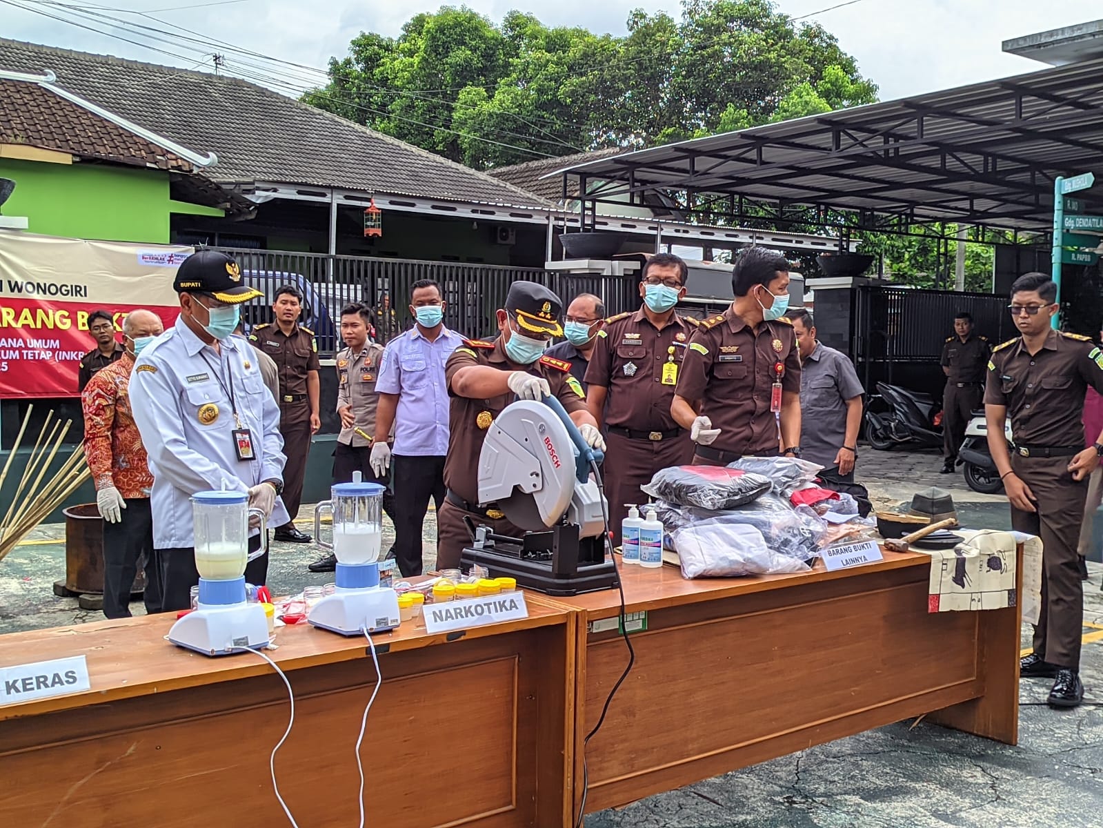 Pemusnahan barang bukti tindak pidana umum di halaman Kejari Wonogiri, Rabu (12/11/2025).