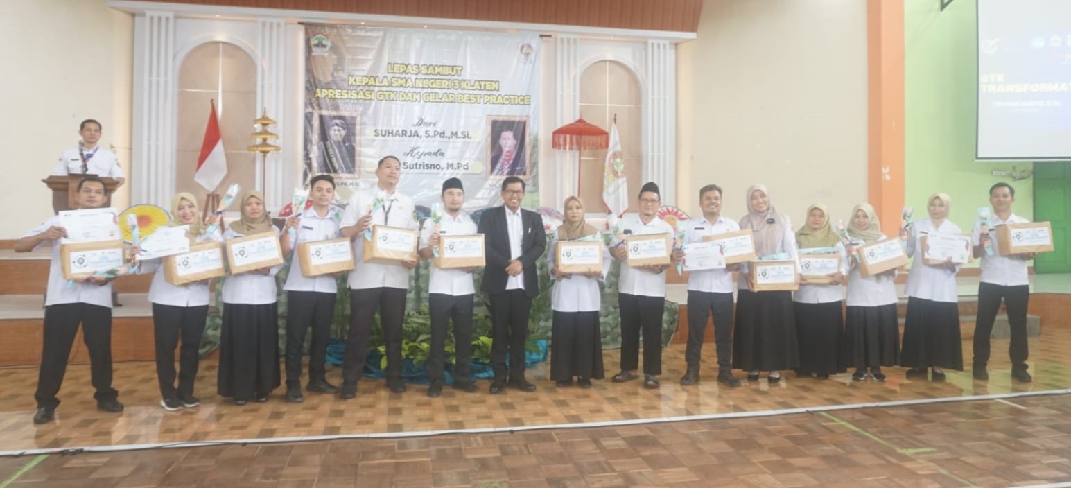 Plt Kepala SMAN 3 Klaten Suharja saat menyerahkan apresiasi dan foto bersama dengan para GTK kategori transformatif.