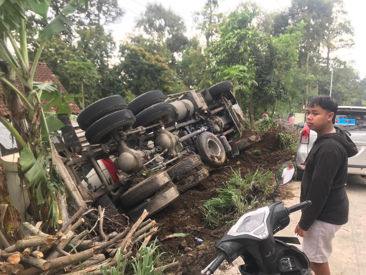 Truk molen yang terguling dan rumah di Jalan Raya Musuk-Tamansari, tepatnya di Desa Ringinlarik, Kecamatan Musuk, Boyolali, Rabu (12/11/2025). sekitar pukul 14.30.