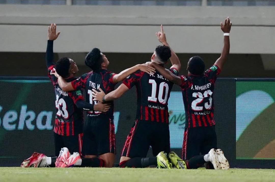 Para pemain Persipura Jayapura berdoa sebelum laga digelar.