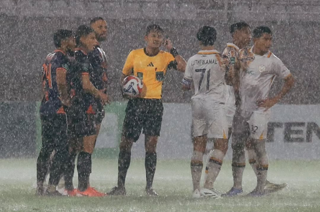 Laga Sumsel United vs Persikad sempat tertunda karena hujan lebat