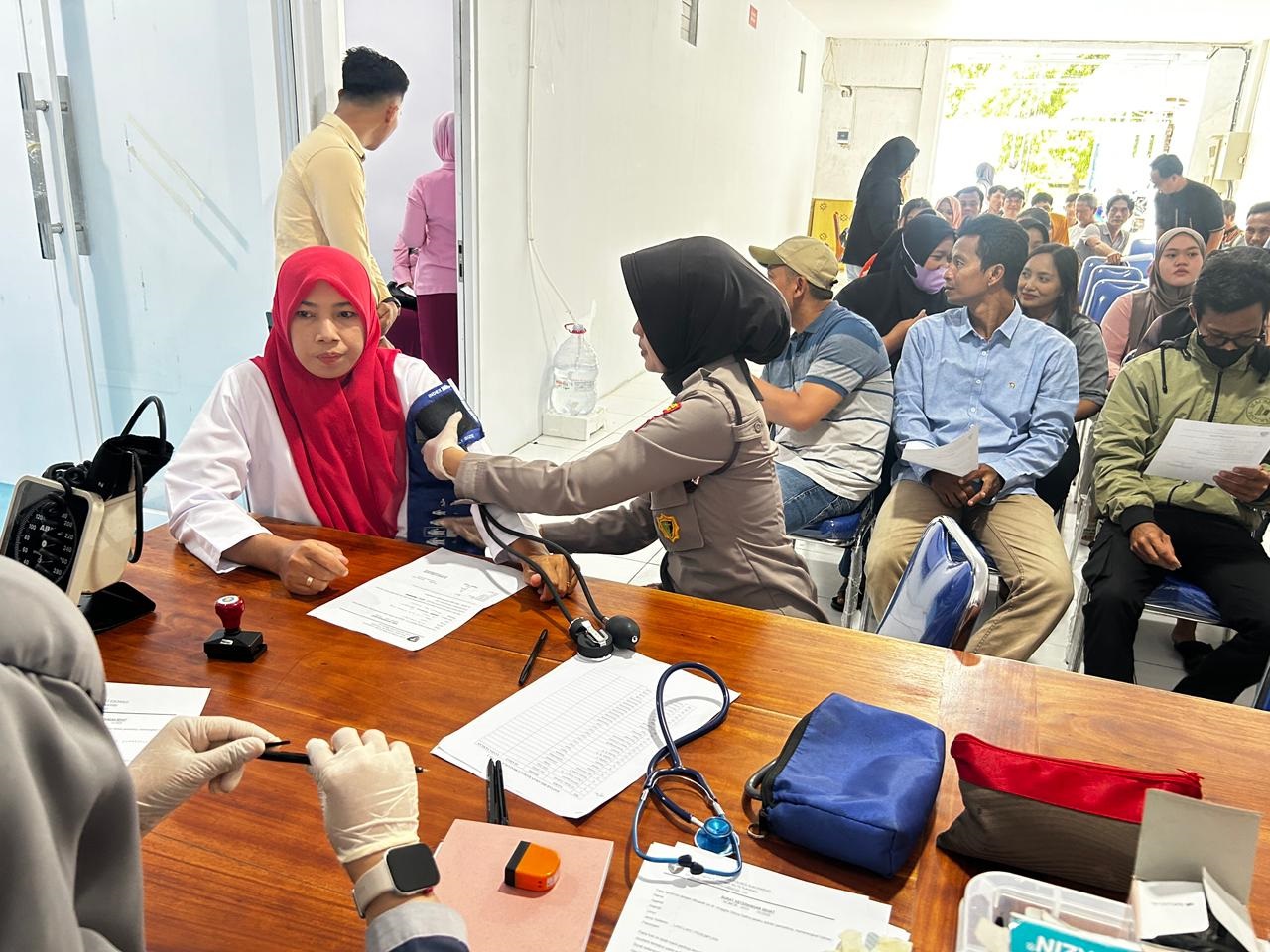 Pemeriksaan kesehatan menyasar tenaga kerja di Satuan Pelayanan Pemenuhan Gizi (SPPG) Gatak 1 dan Gatak 2, Kamis (13/11).