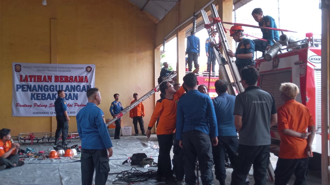 Simulasi penyelamatan lewat teknik vertical rescue di Mako Damkar Sukoharjo, Kamis (13/11).