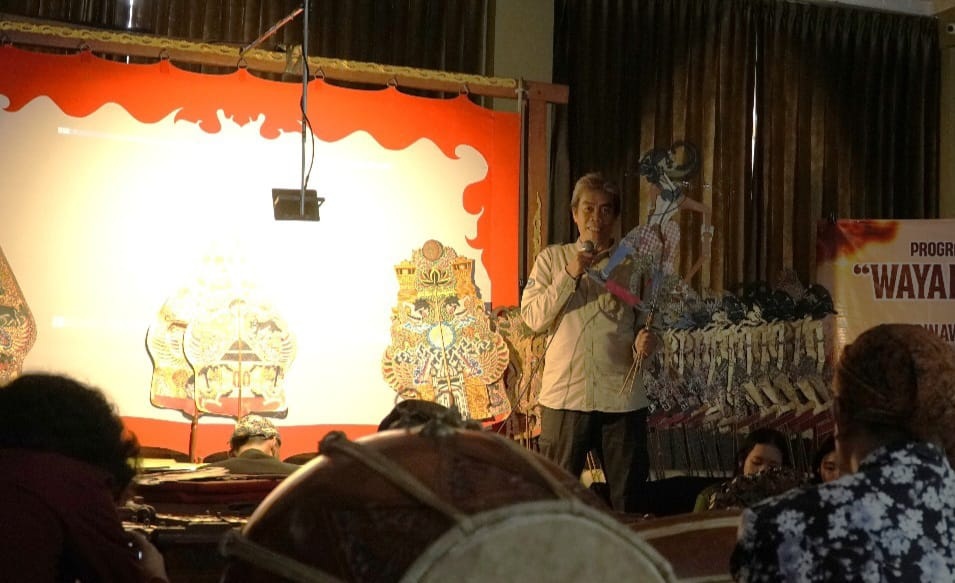 DEDIKASI: Ketua tim hibah PISN ISI Surakarta Basnendar Herry Prilosadoso memberikan sambutan jelang pementasan wayang di SMK Binawiyata Karangmalang, Sragen.