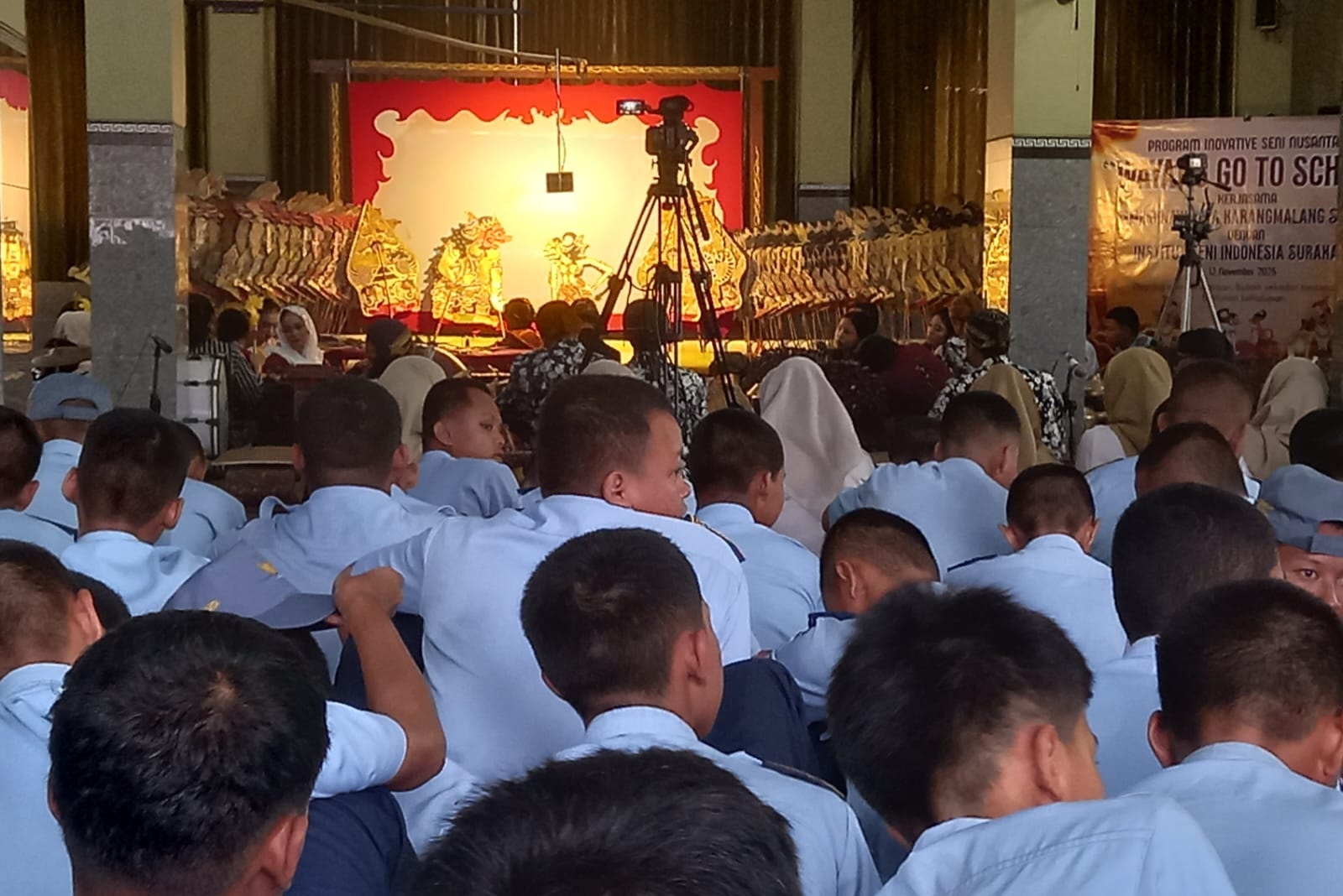 TERPUKAU: Ratusan siswa SMK Binawiyata antusias menonton pementasan ini.