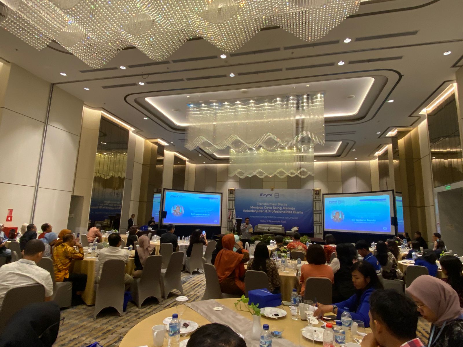 &lrm;PEMAPARAN: Seminar Transformasi Bisnis Menjaga Daya Saing Menuju Keberlanjutan & Profesionalitas Bisnis yang digelar oleh Apindo Solo dan&nbsp;JPayroll&nbsp;di salah satu hotel Kota