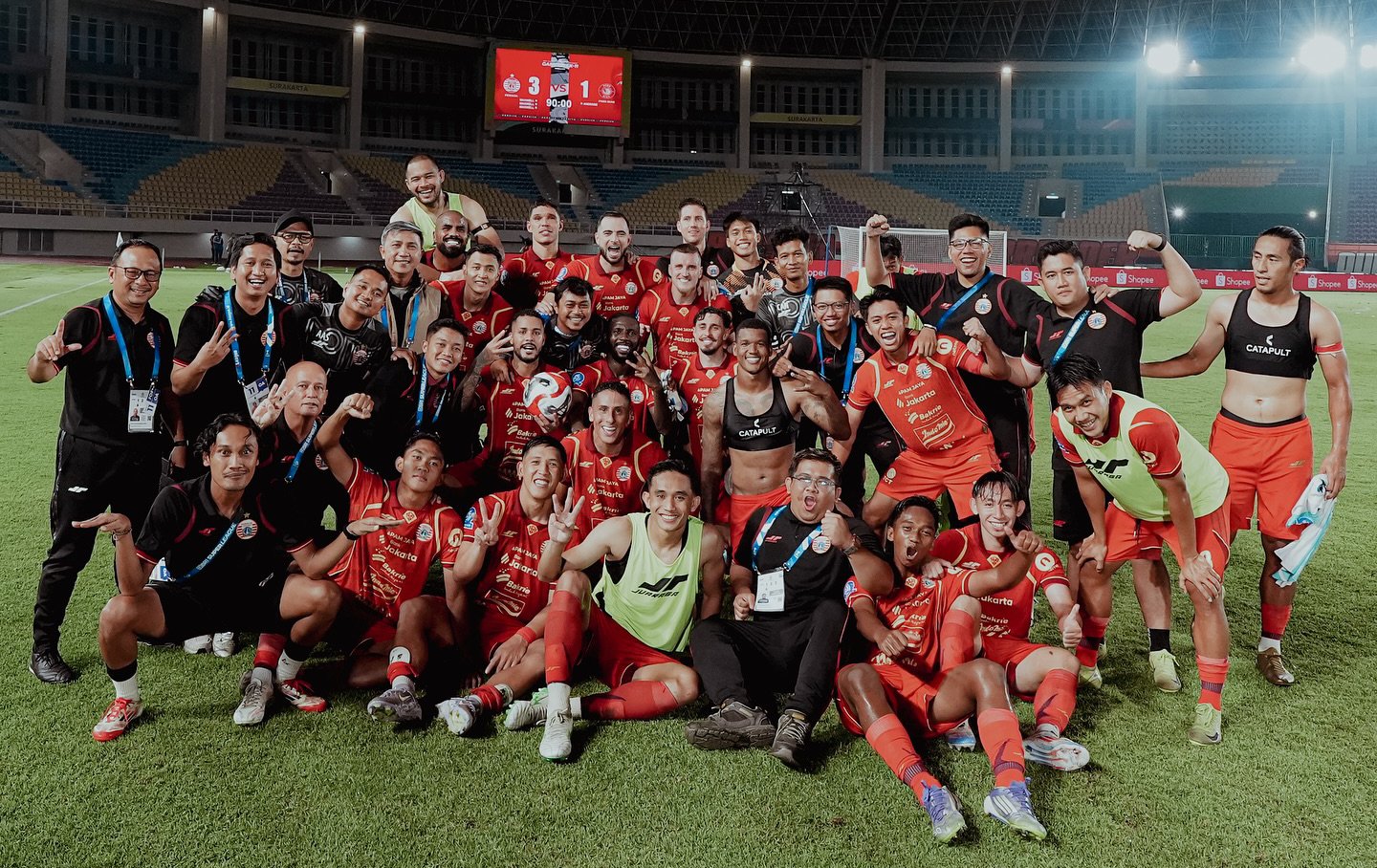 EUFORIA: Pemain Persija Jakarta berfoto bersama usai bertanding lawan PSBS Biak di Stadion Manahan, 31 Oktober lalu.