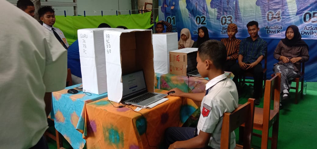 Pelaksanaan e-voting dalam pemilihan Ketua OSIS masa bakti 2025-2026 di SMPN 3 Manisrenggo, Klaten. (Dokumentasi SMPN 3 Manisrenggo)