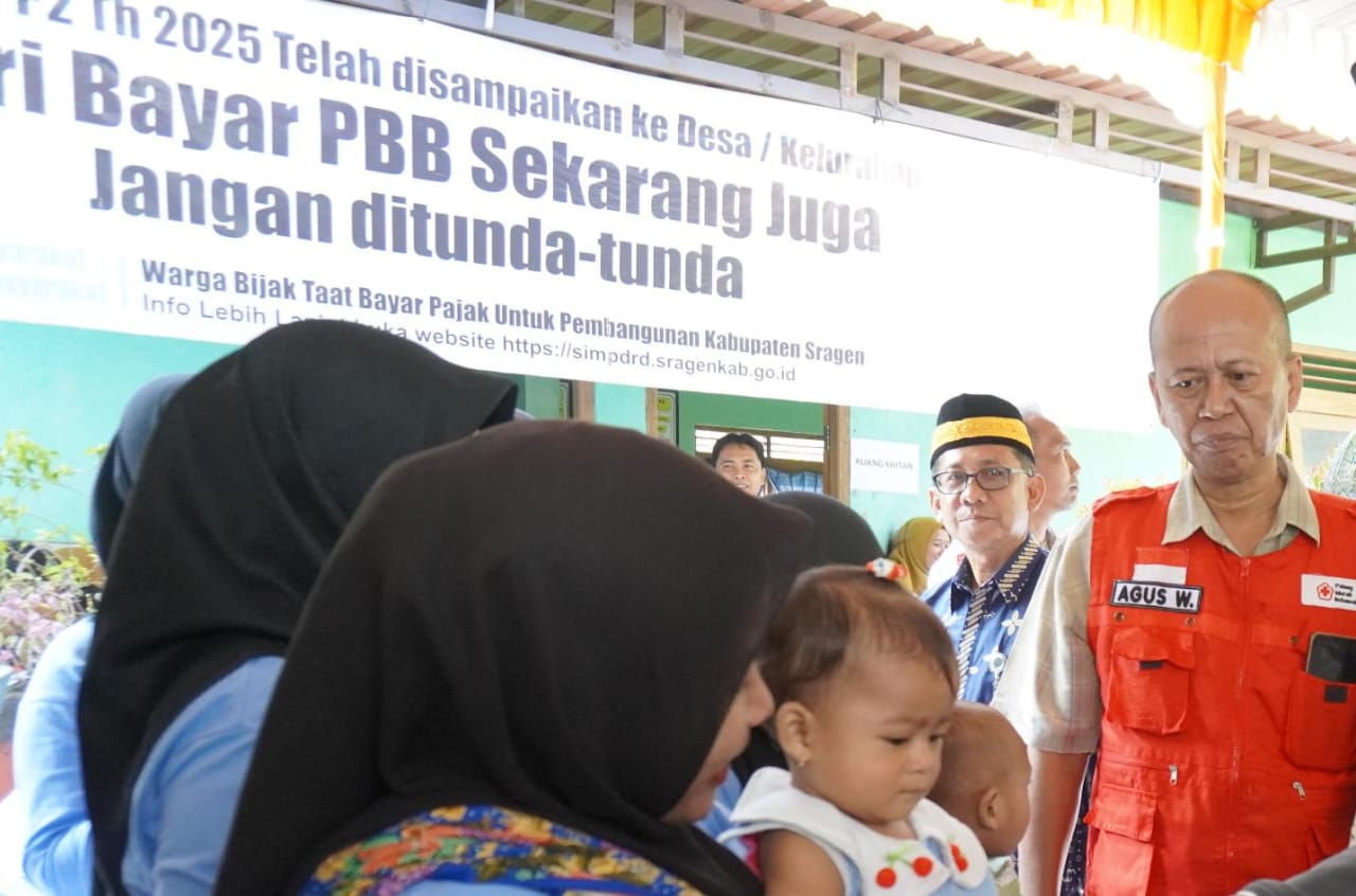 Masyarakat Sragen membayar pajak bumi dan bangunan (PBB). (Ahmad Khairudin/Radar Solo)