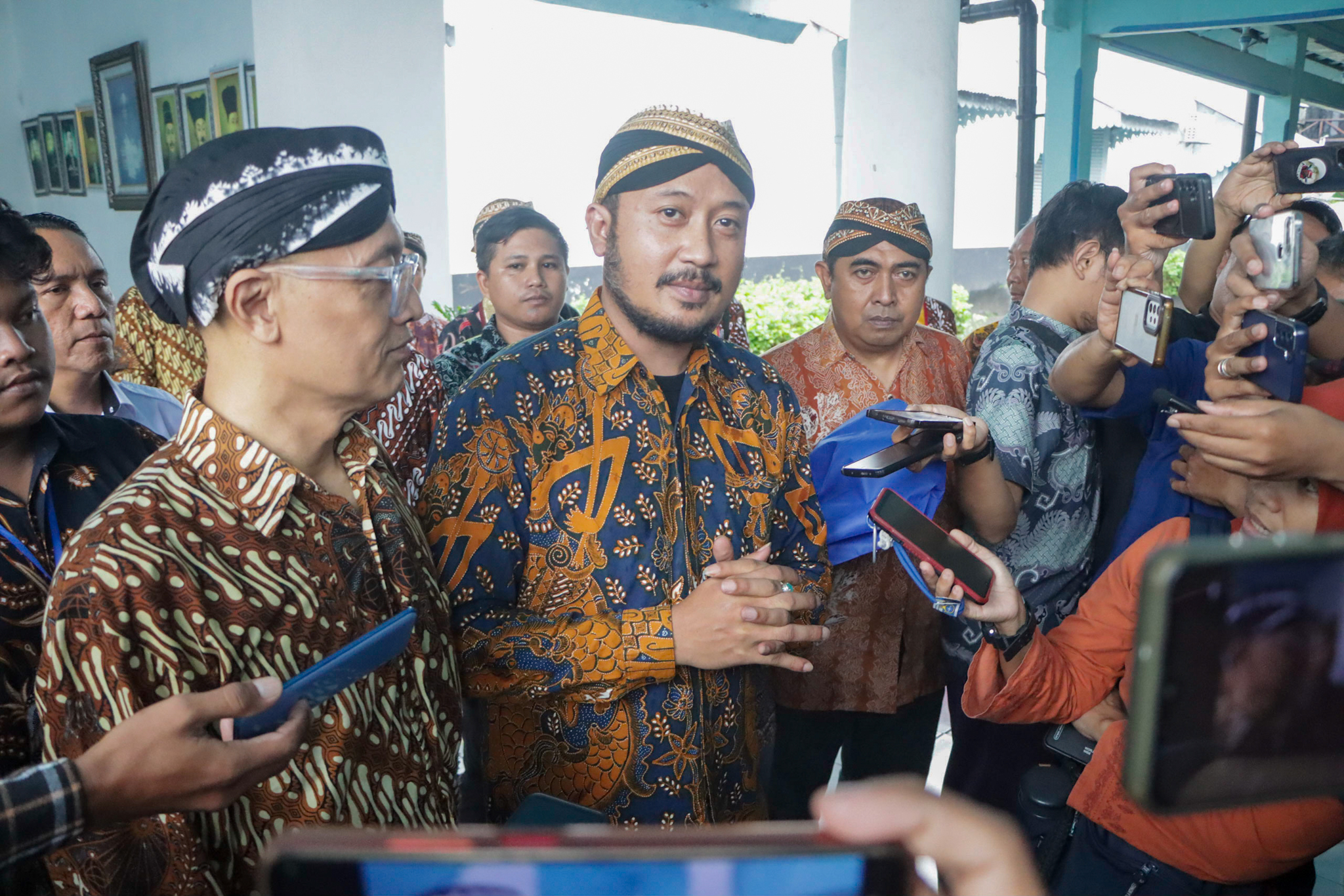KGPH Hangabehi saat memberikan keterangan ke awak media.