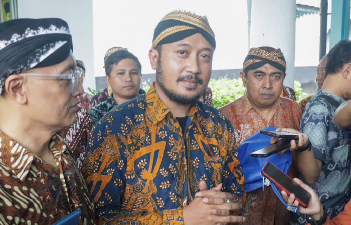 KGPH Hangabehi saat memberikan keterangan ke awak media.