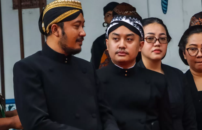 KGPH Hangabehi dan sang adik Putra Mahkota KGPAA Hamangkunegoro (Gusti Purbaya).