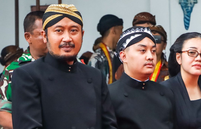 Putra PB XIII, KGPH Hangabehi (kiri) dan Putra Mahkota KGPAA Hamangkunegoro atau Gusti Purbaya.