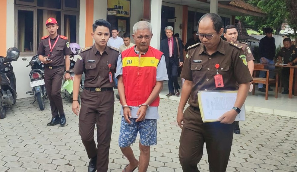Kepala Desa Purworejo, Ngadiyanto alias Dipo diserahkan ke Kejari Sragen, Kamis (13/11/2025) untuk selanjutnya menunggu jadwal persidangan di Pengadilan Tipikor Semarang. (Ahmad Khairudin/Radar Solo)