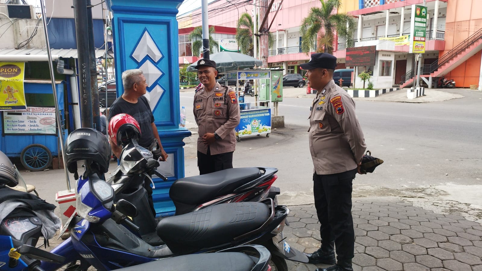Jajaran Polsek Sukoharjo patroli jalan kaki.