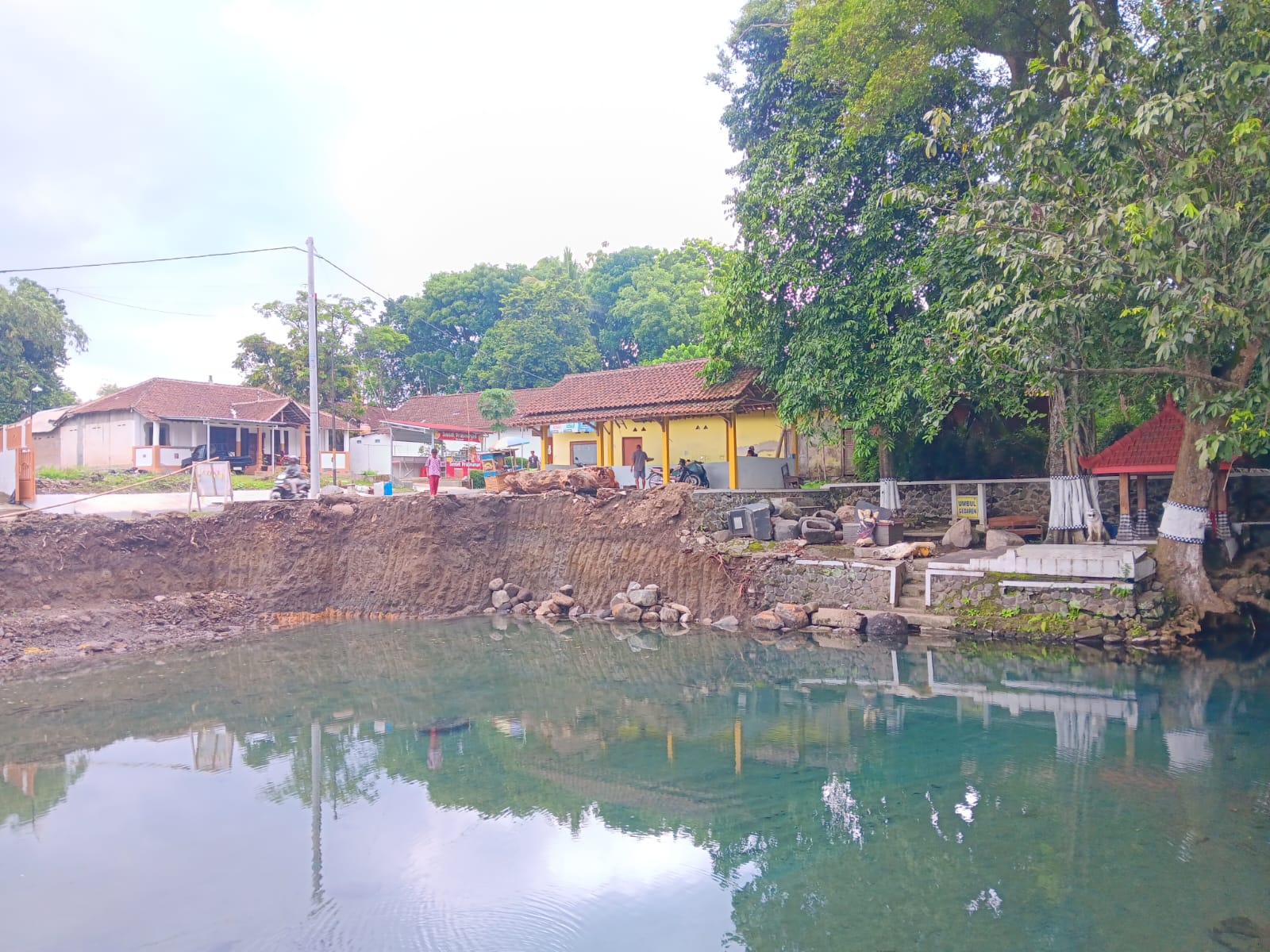 Proses rehab yang dilakukan di Umbul Gedaren, Kecamatan Jatinom, Klaten dengan melakukan pelebaran. (Angga Purenda/Radar Solo)