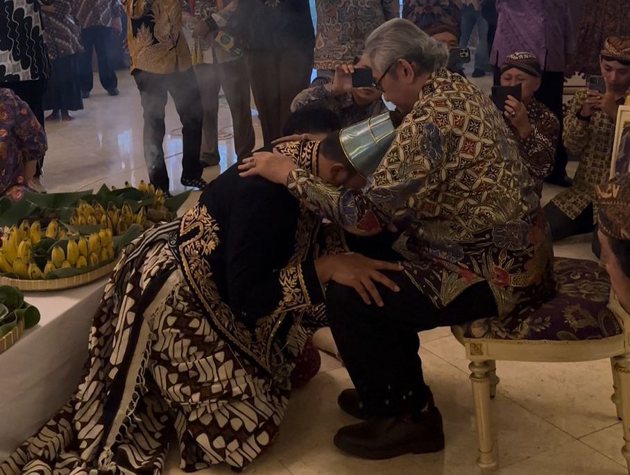 Suasana rapat Tedjowulan dan LDA, Hangabehi ditunjuk jadi penerus takhta Kasunanan Surakarta.