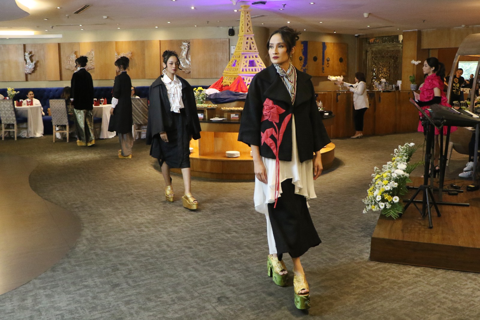 MEMUKAU: Fashion show menampilkan koleksi karya Robby Dion yang di Narendra Restaurant, The Sunan Hotel Solo, Kamis siang (13/11).  &nbsp;