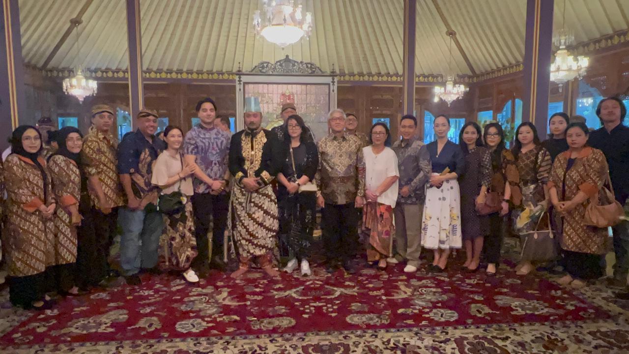 KGPH Hangabehi secara sepihak menobatkan diri sebagai PB XIV.