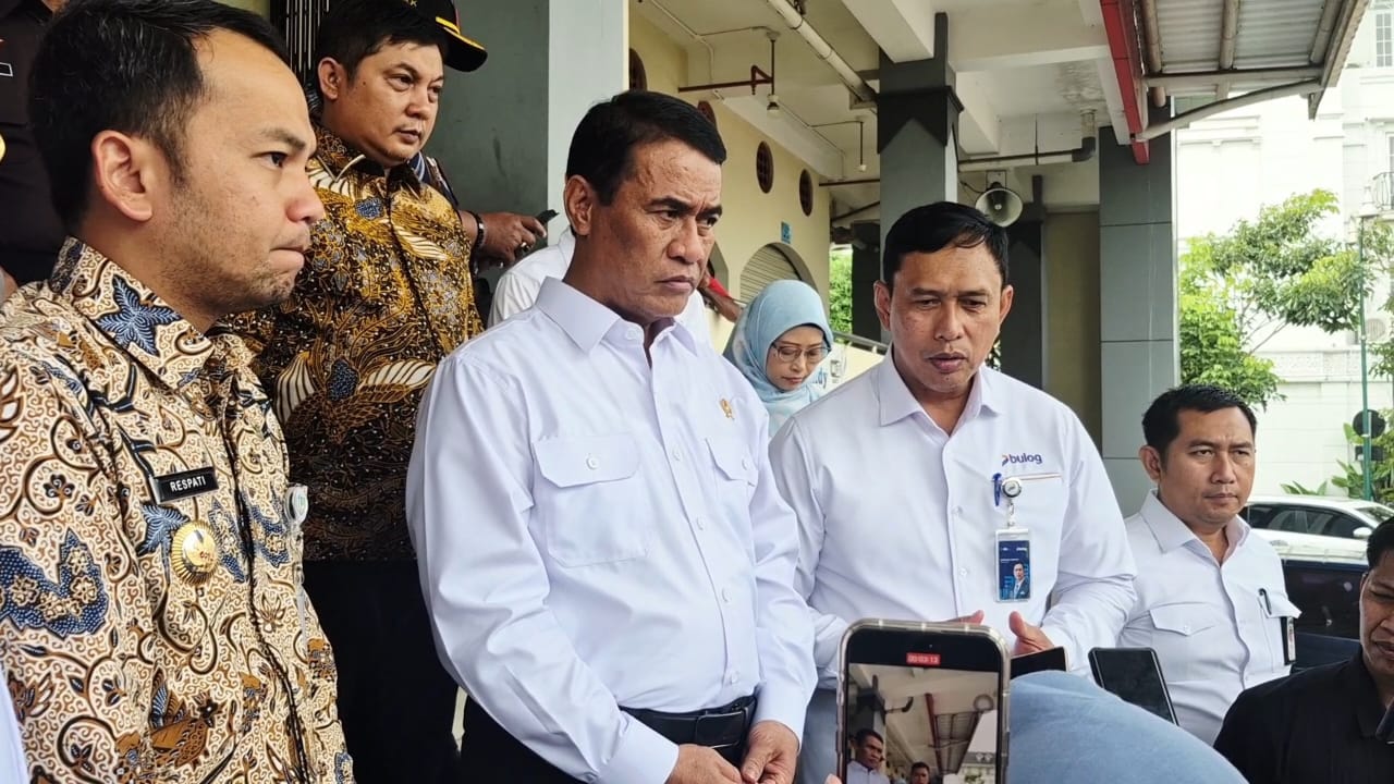 SIDAK: Menteri Pertanian Republik Indonesia Andi Amran Sulaiman saat mengecek Pasar Legi.