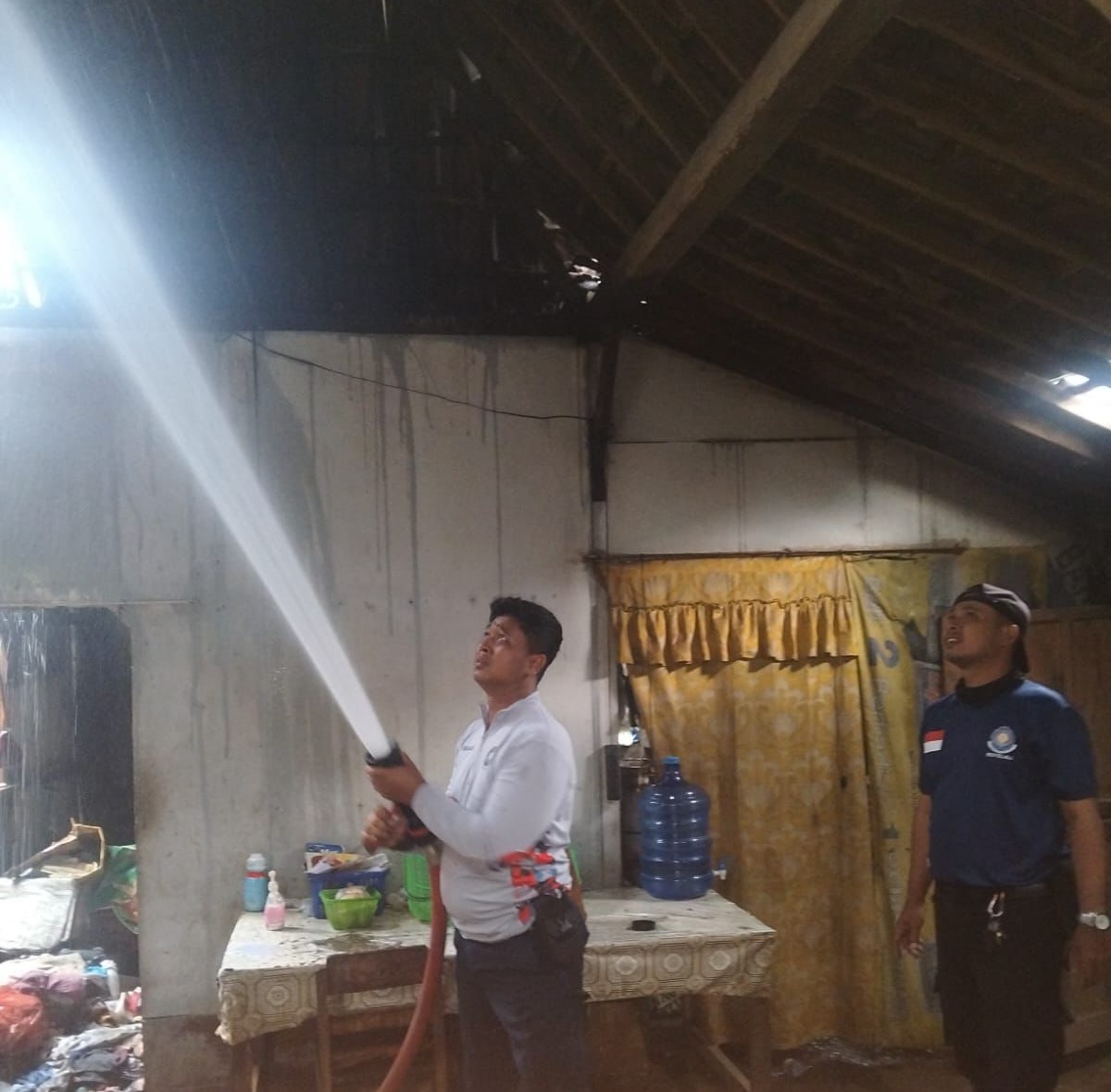 Damkar Boyolali padamkan api di rumah warga Dukuh Kadirejo, RT 010, RW 002, Desa Kadipaten, Kecamatan Andong, Kamis (13/11/2025).