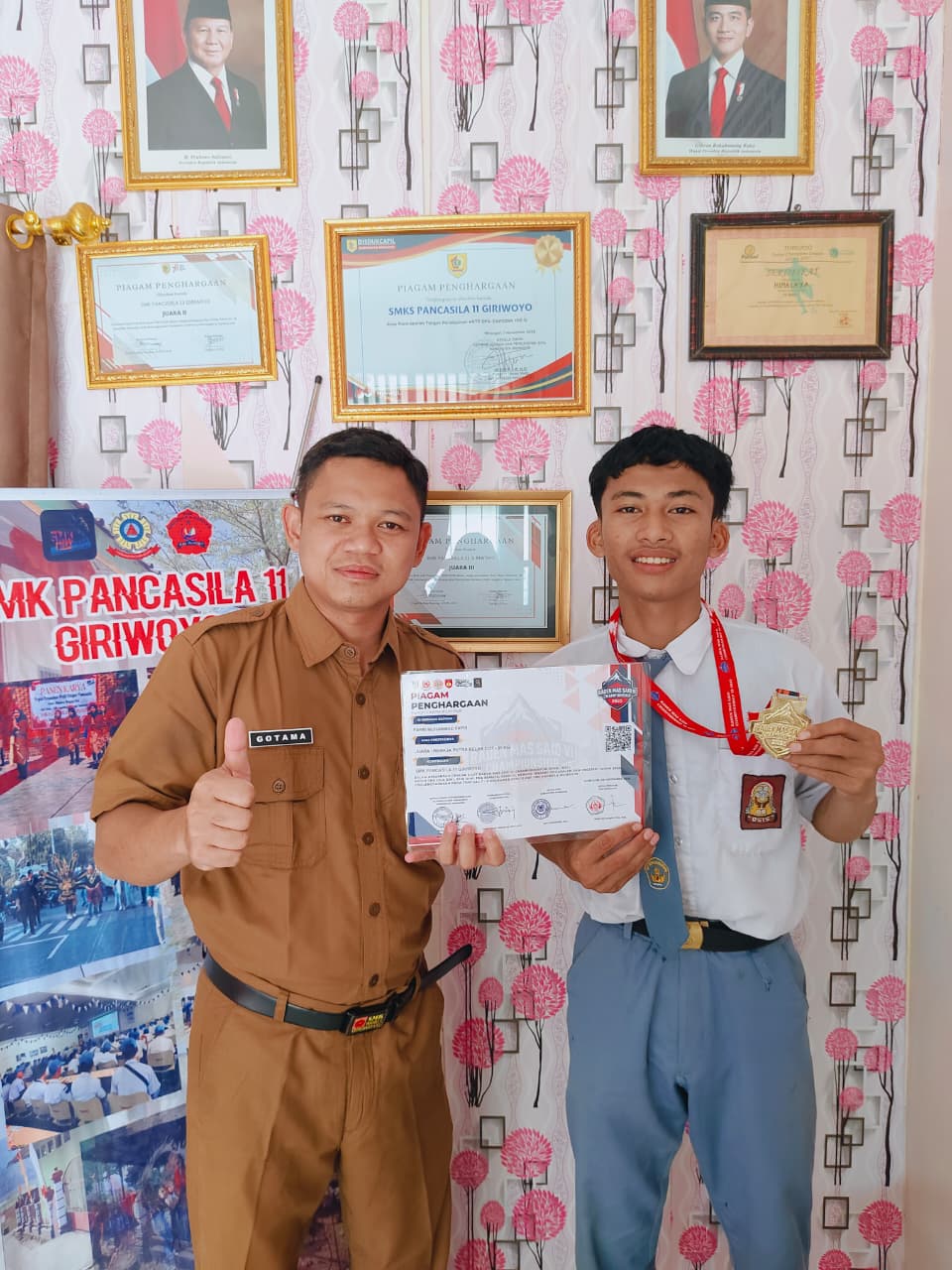 Fahri siswa SMK Pancasila 11 Giriwoyo pamerkan trofi dan sertifikat juara 1 kelompok usia Remaja Putra Kejuaraan Pencak Silat Raden Mas Said Championship VI 2025 se-Jawa Bali.