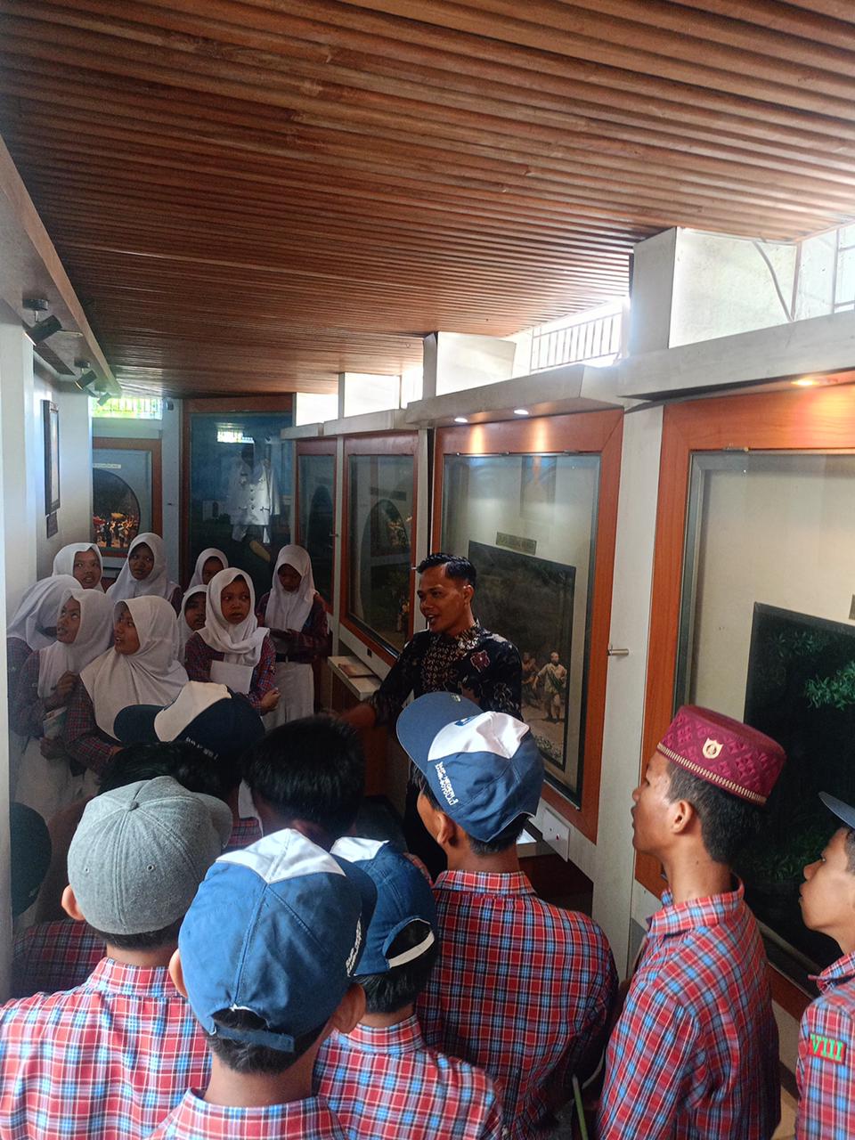 Pelajar berkunjung ke Museum R Hamong Wardoyo belum lama ini.