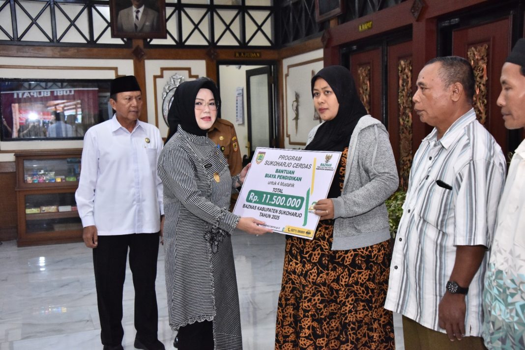 Bupati Sukoharjo Etik Suryani serahkan bantuan dari Baznas untuk warga kurang mampu di Loby Kantor Bupati, Selasa (11/11/2025).