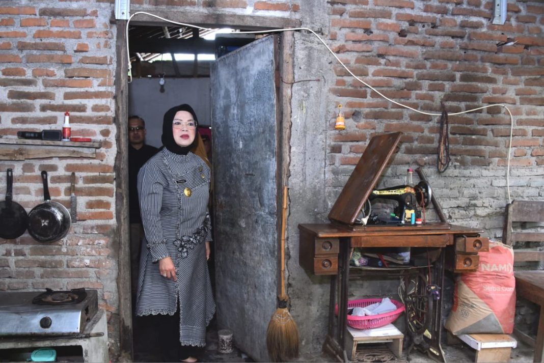 Bupati Sukoharjo Etik Suryani cek rumah penerima bantuan RTLH, Selasa (11/11/2025).