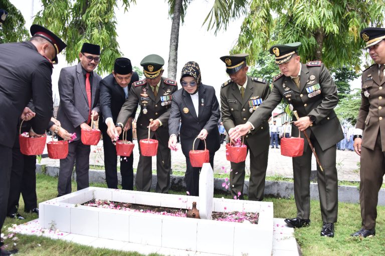 Bupati-Wabup Sukoharjo Etik Suryani-Eko Sapto bersama unsur Forkompimda tabur bunga di taman makam pahlawan, Senin (10/11/2025).
