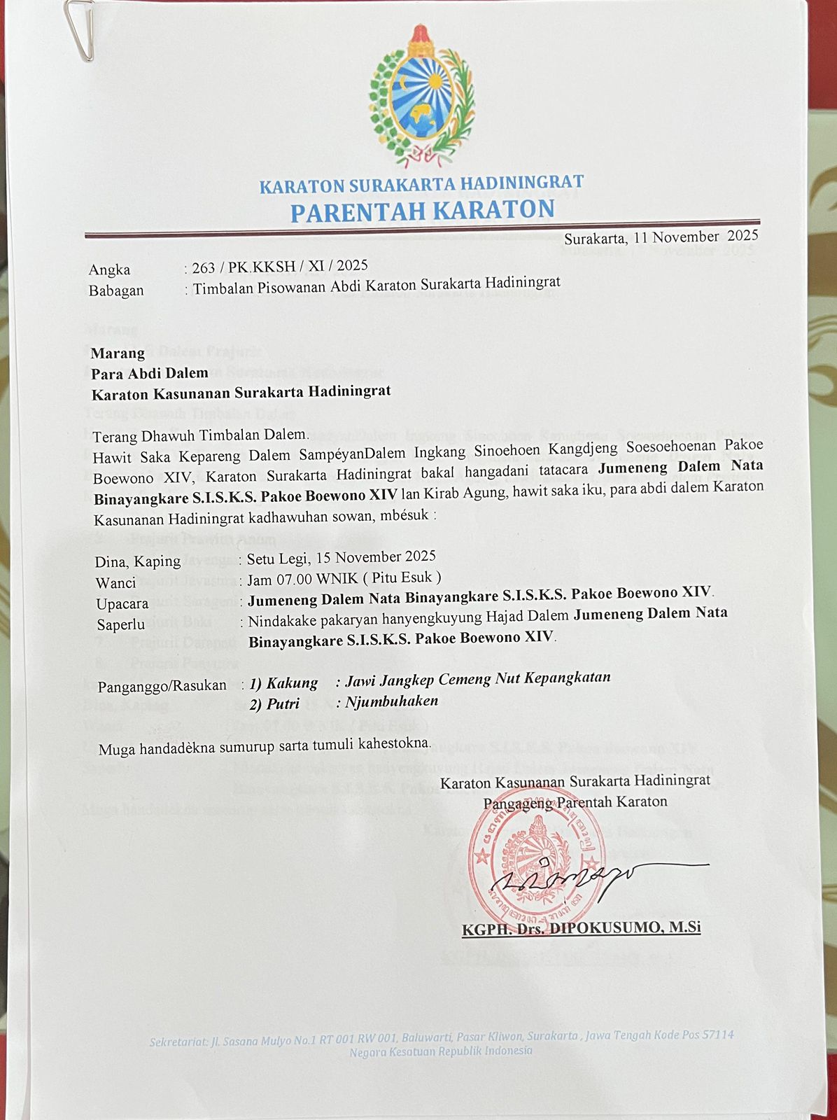 Surat dengan KOP Karaton Surakarta Hadiningrat yang ditujukan kepada abdi dalem agar hadir saat penobatan, Pakubuwono XIV.